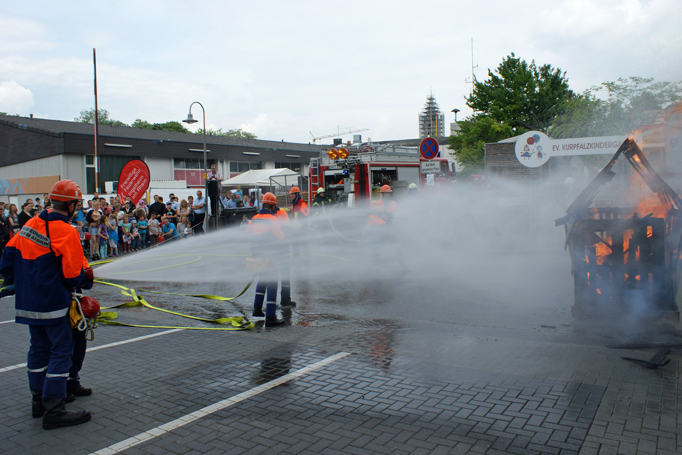 Jugendfeuerwehr Ingelheim am Rhein hier am Tag der offenen Tür 2015 Die Jugendarbeit - eine der Aufgaben des Fördervereins